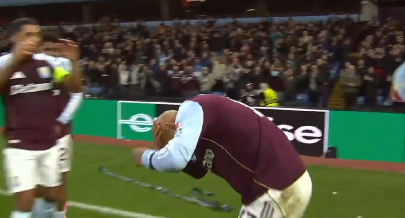 Ο Ντόνι Μάλεν την ώρα όπου δέχθηκε το αντικείμενο στο κεφάλι