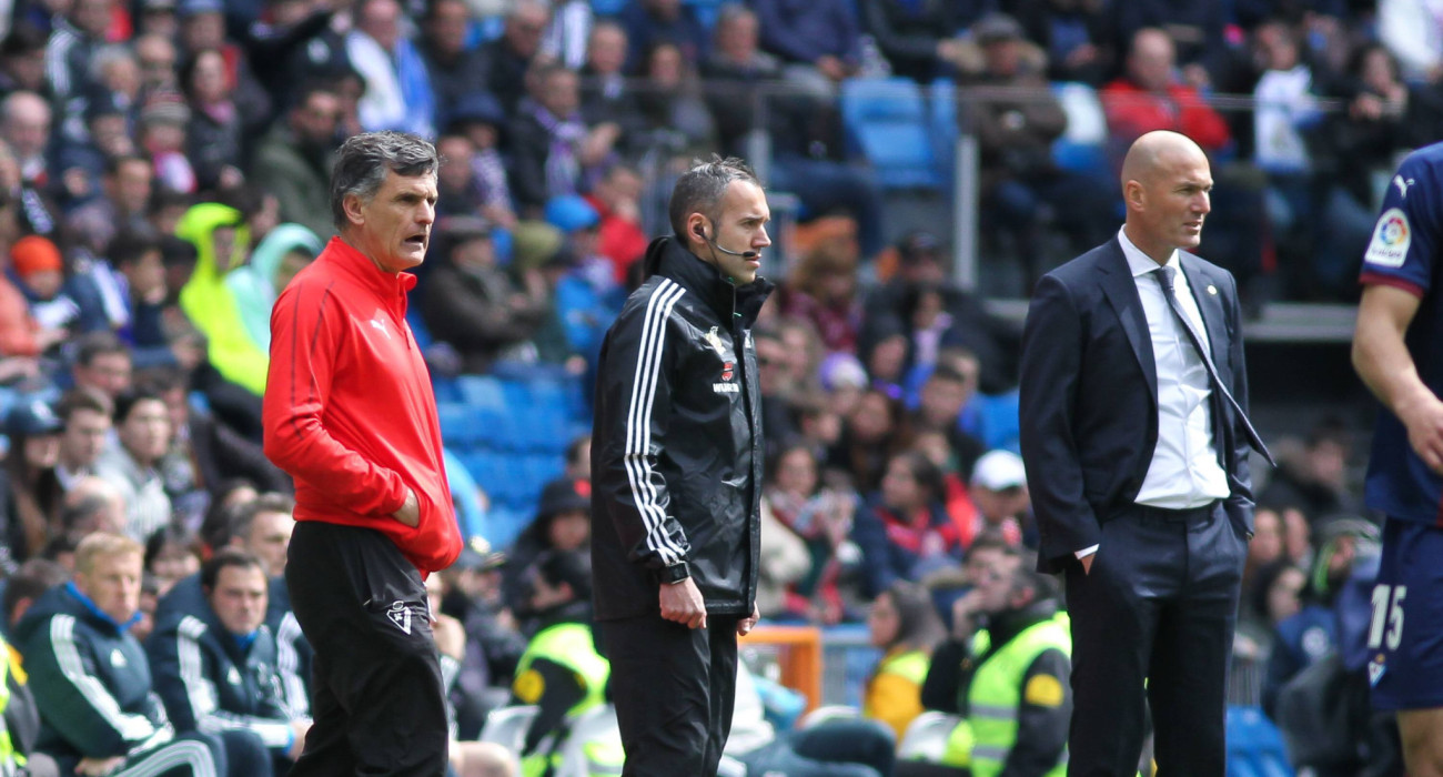 Ο Χοσέ Λουίς Μεντιλίμπαρ με τον Ζινεντίν Ζιντάν / Πηγή: Imago