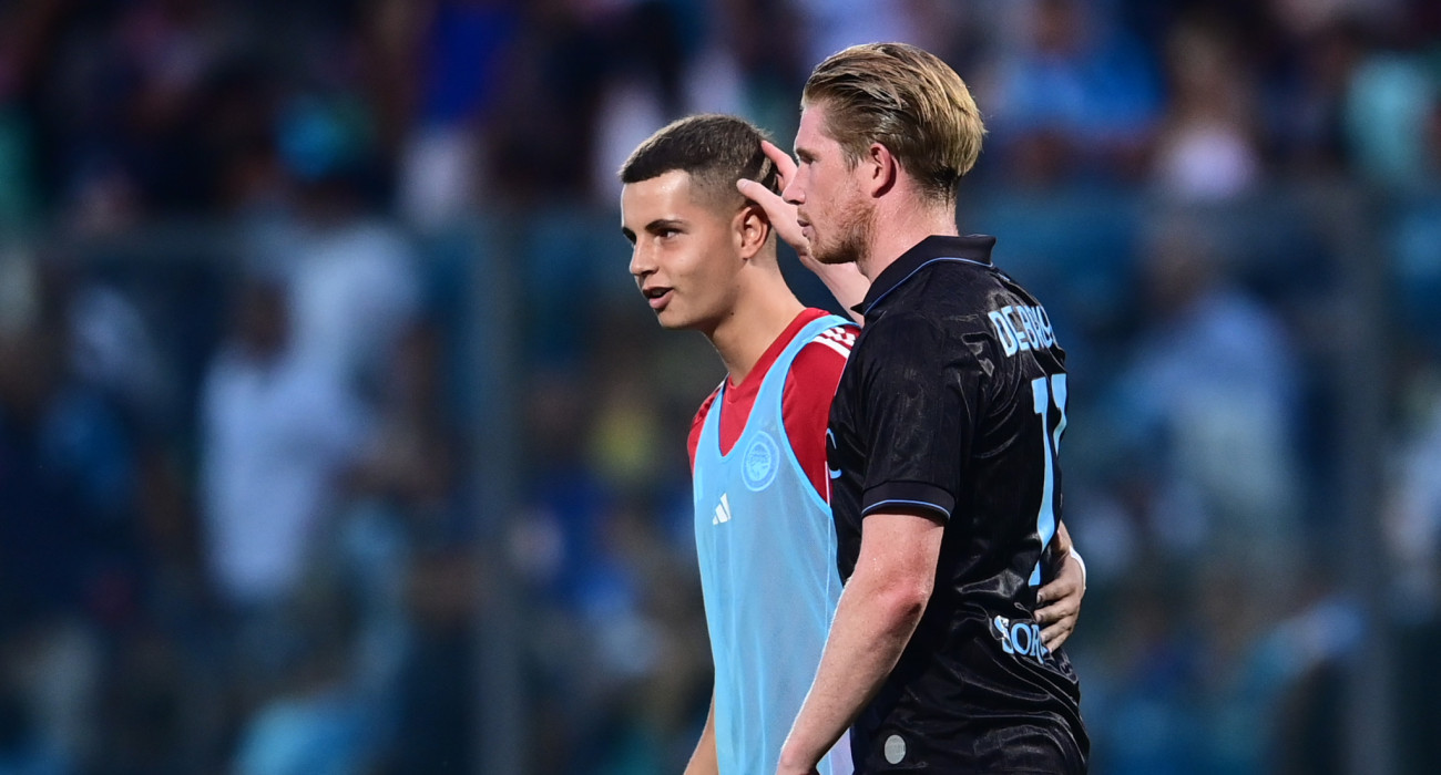 Ο Χρήστος Μουζακίτης με τον Κέβιν Ντε Μπρόινε / Πηγή: Imago