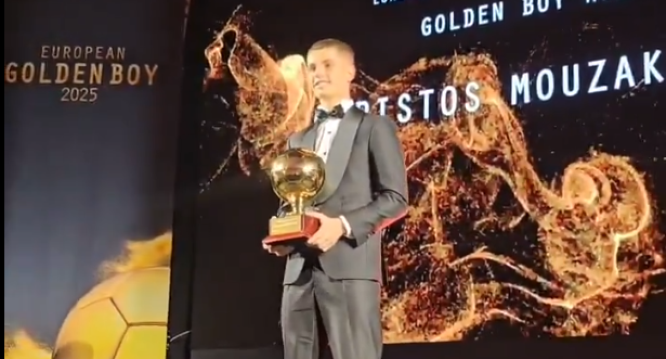 O Χρήστος Μουζακίτης με το βραβείο του Golden Boy στα χέρια του / Πηγή: Screenshot