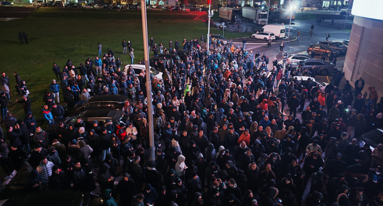 Οι φίλοι της Παρτίζαν έξω από το προπονητικό κέντρο της ομάδας/ Screenshot