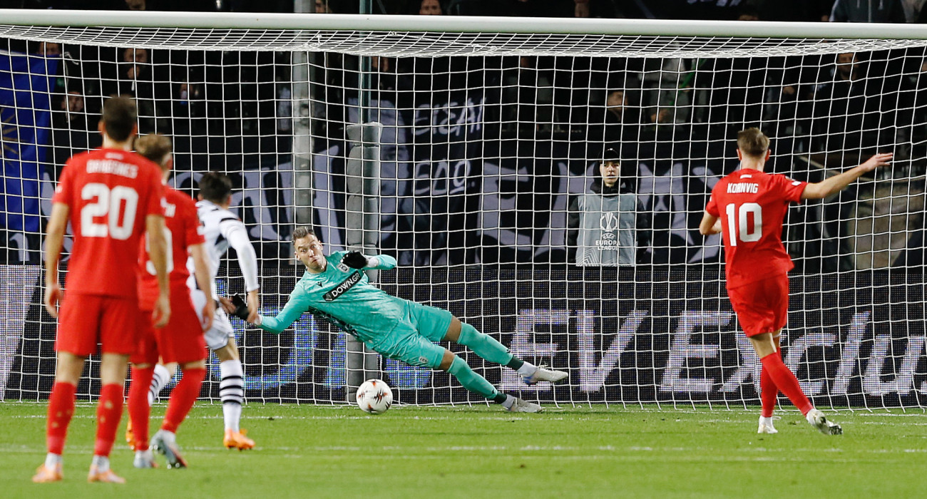 Η απόκρουση πέναλτι του Παβλένκα απέναντι στην Μπραν / Πηγή: Intime