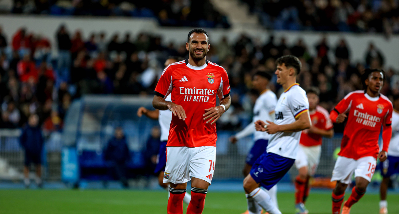 Ο Βαγγέλης Παυλίδης σκοράρει με την Μπενφίκα / Πηγή: Imago