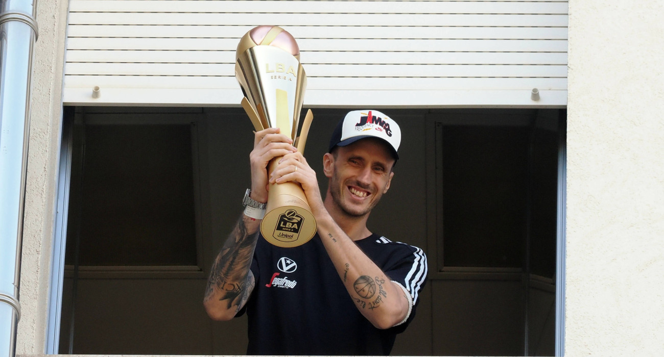 Ο Ακίλε Πολονάρα με το τρόπαιο της Βίρτους Μπολόνια μετά την κατάκτηση του Πρωταθλήματος / Πηγή: Imago