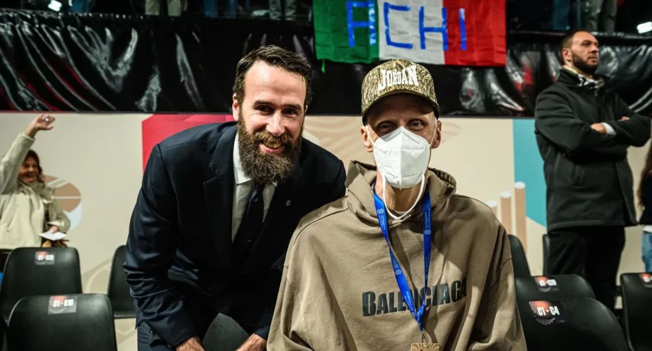 Ο Ακίλε Πολονάρα με τον Τζίτζι Ντατόμε/Πηγή: FIBA