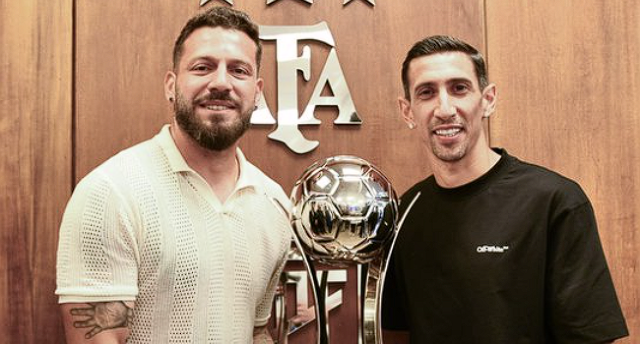 Ο Άνχελ Ντι Μαριά παραλαμβάνει το τρόπαιο / Screenshot (X)