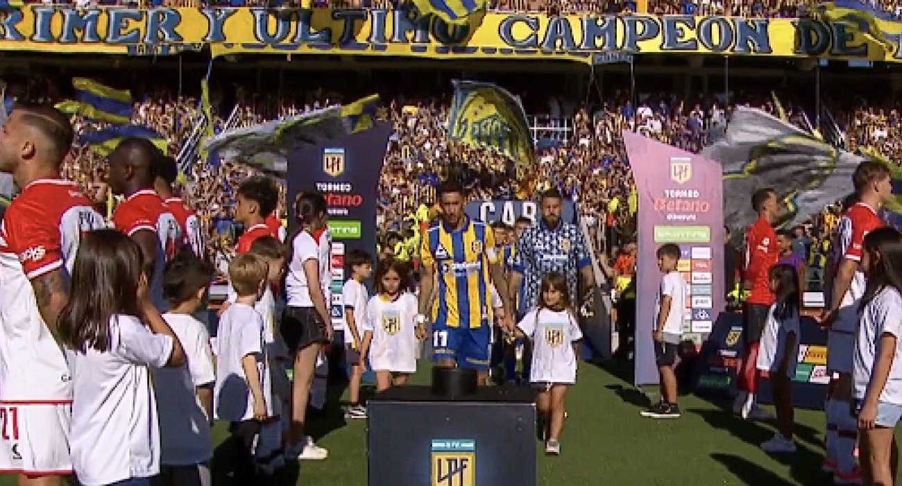 Η στιγμή που οι παίκτες της Εστουδιάντες γυρίζουν την πλάτη σε αυτούς της Ροζάριο / Screenshot