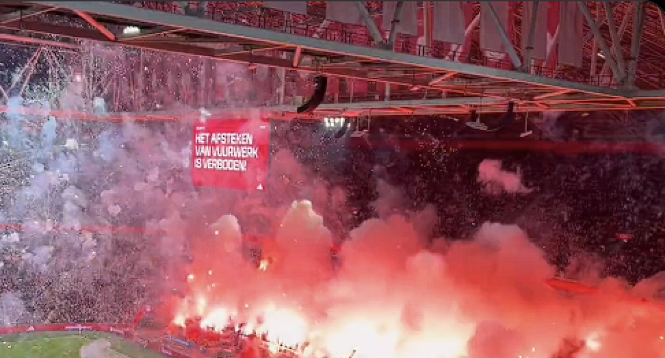 Τα πυροτεχνήματα των οπαδών του Άγιαξ / Screenshot