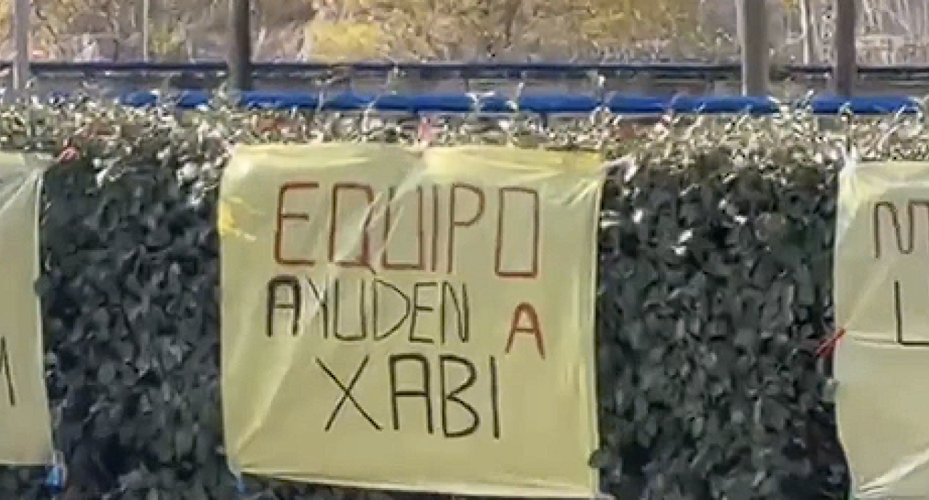 Τα πανό στο προπονητικό της Ρεάλ για τον Τσάμπι Αλόνσο / Screenshot