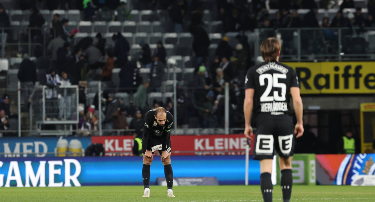 Απογοητευμένοι παίκτες της Στουρμ Γκρατς μετά την ήττα από τη Λίντσερ / Πηγή: Imago