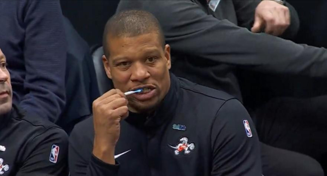 Ο Μάικ Μπατίστ βούρτσιζε τα δόντια του κατά τη διάρκεια αγώνα (video)