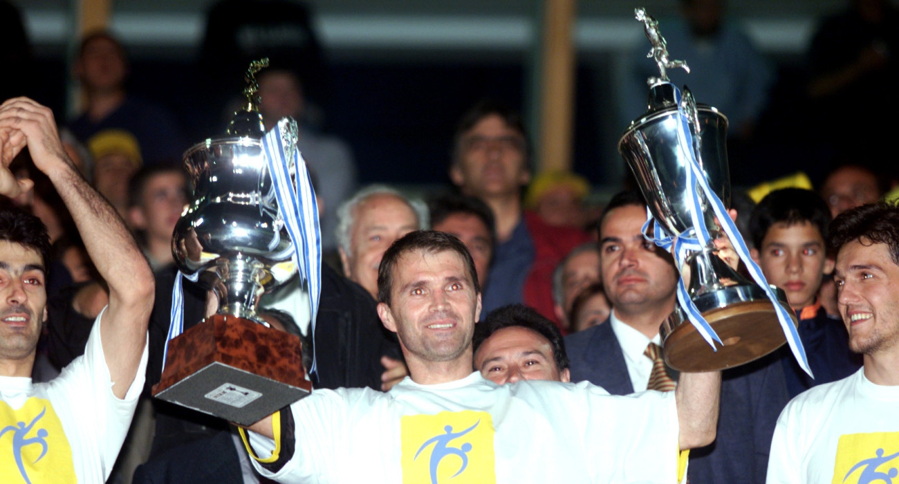 Ο Τόνι Σαβέβσκι με την ΑΕΚ και το Κύπελλο Ελλάδας το 2000 / Πηγή: Intime