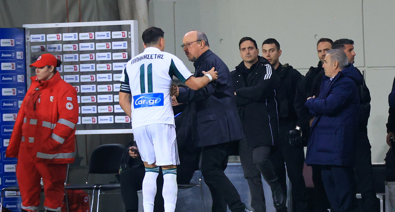 O Τάσος Μπακασέτας μιλάει με τον Ράφα Μπενίτεθ μετά το γκολ του, Πηγή: Intime