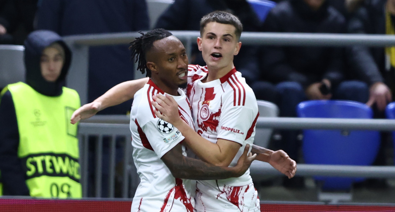 Μουζακίτης και Ζ΄έλσον πανηγυρίζουν το γκολ του Ολυμπιακού / Πηγ΄ή: Intime