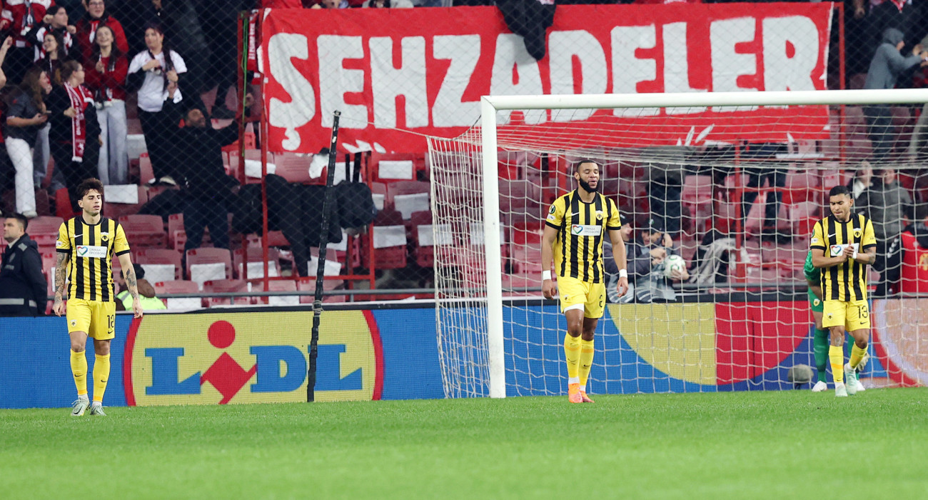 Απογοητευμένοι ποδοσφαιριστές της ΑΕΚ / Πηγή: Intime