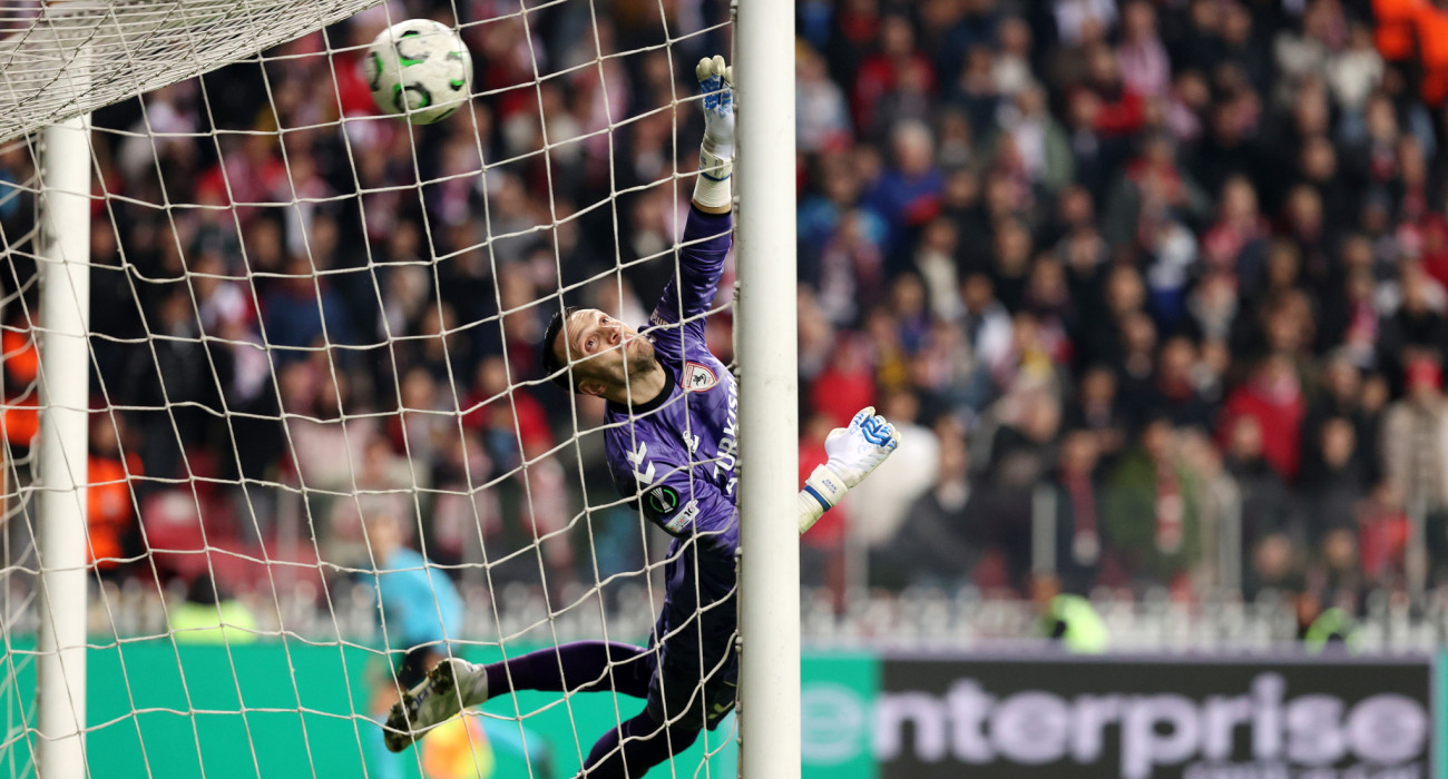 Η μπάλα καταλήγει στα δίχτυα της Σαμσουνσπόρ στο φάουλ του Μάριν / Πηγή: Intime