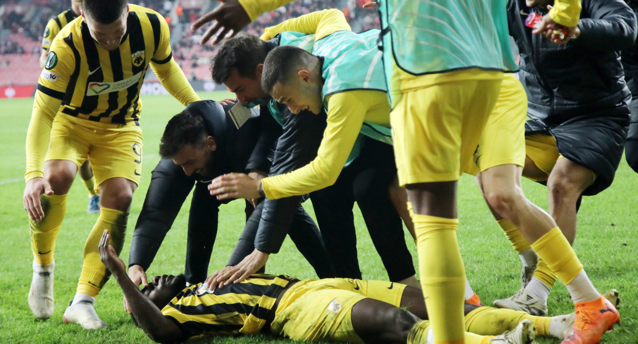 Ξέσπασμα στα γκολ, ομάδα και κόσμος «ένα» και «πάρτι» στα αποδυτήρια - Η παρακάμερα της ΑΕΚ στην Σαμψούντα