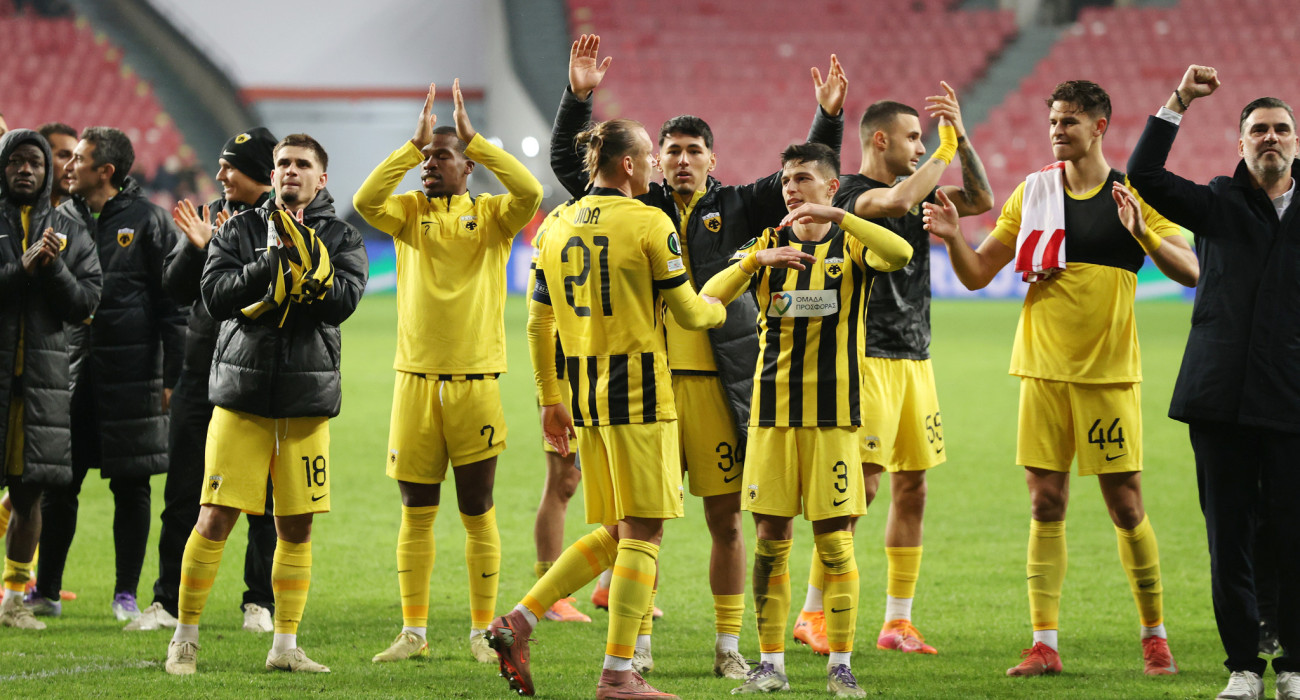 Οι ποδοσφαιριστές της ΑΕΚ πανηγυρίζουν τη μεγάλη νίκη /Πηγή: Intime