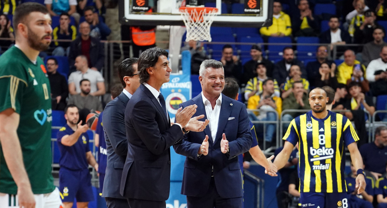 Ο Ιμπραήμ Κουτλουάι τιμήθηκε πριν τον αγώνα της Φενέρμπαχτσε με τον Παναθηναϊκό/Πηγή: Intime