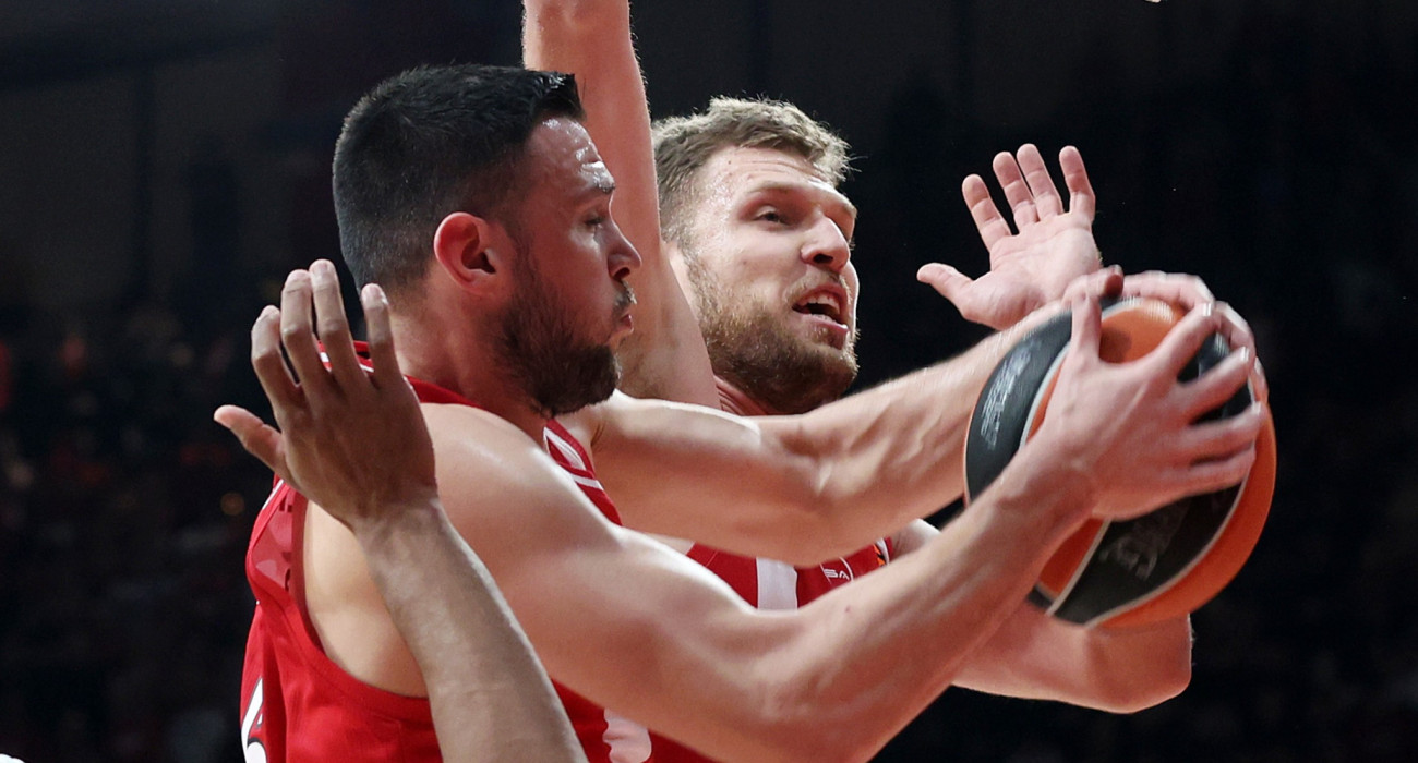 O Κώστας Παπανικολάου, ο Σάσα Βεζένκοφ και... μπλεγμένα χέρια / Πηγή: Intime