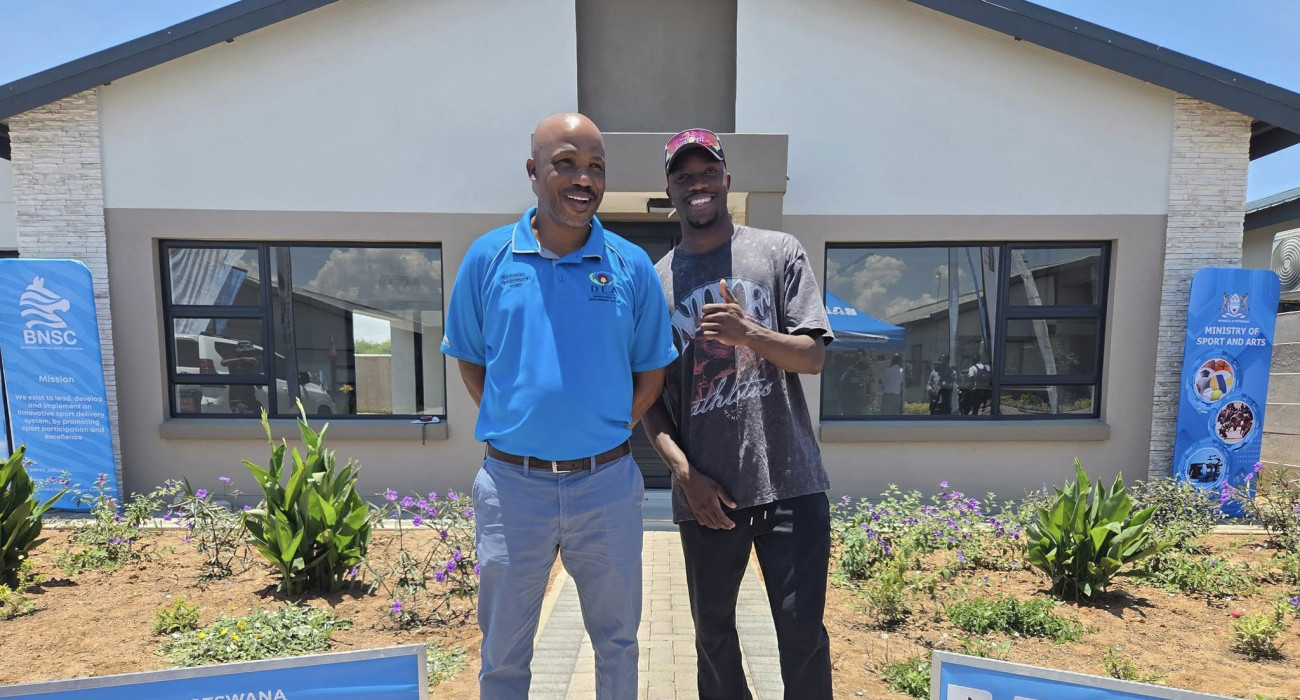 Ο Λετσίλε Τεμπόγκο μπροστά στο νέο του σπίτι / Πηγή: BAA