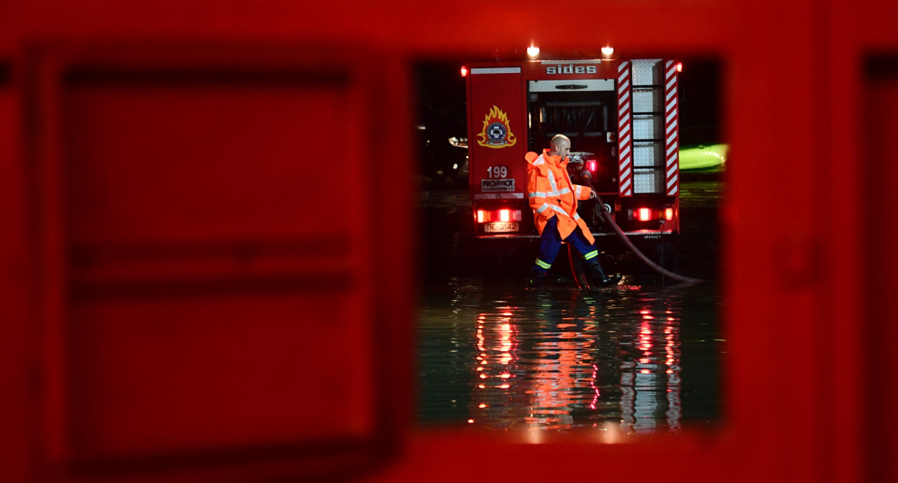 Οι ειδικές δυνάμεις προσπαθούν να βγάλουν... άκρη στο ΣΕΦ / Πηγή: Eurokinissi