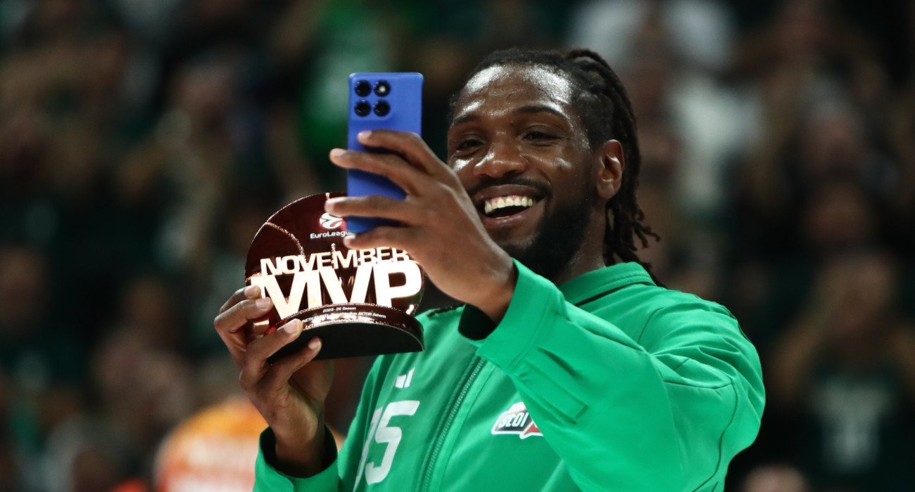 O Κένεθ Φαρίντ και το βραβείο του στην ίδια φωτογραφία / Πηγή: Eurokinissi