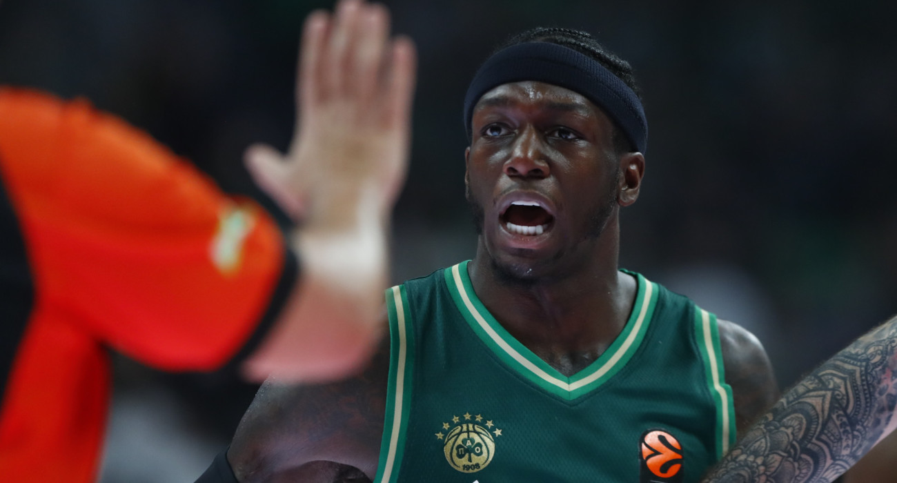 O Kέντρικ Ναν διαμαρτύρεται στη διαιτητική ομάδα, Πηγή: Eurokinissi