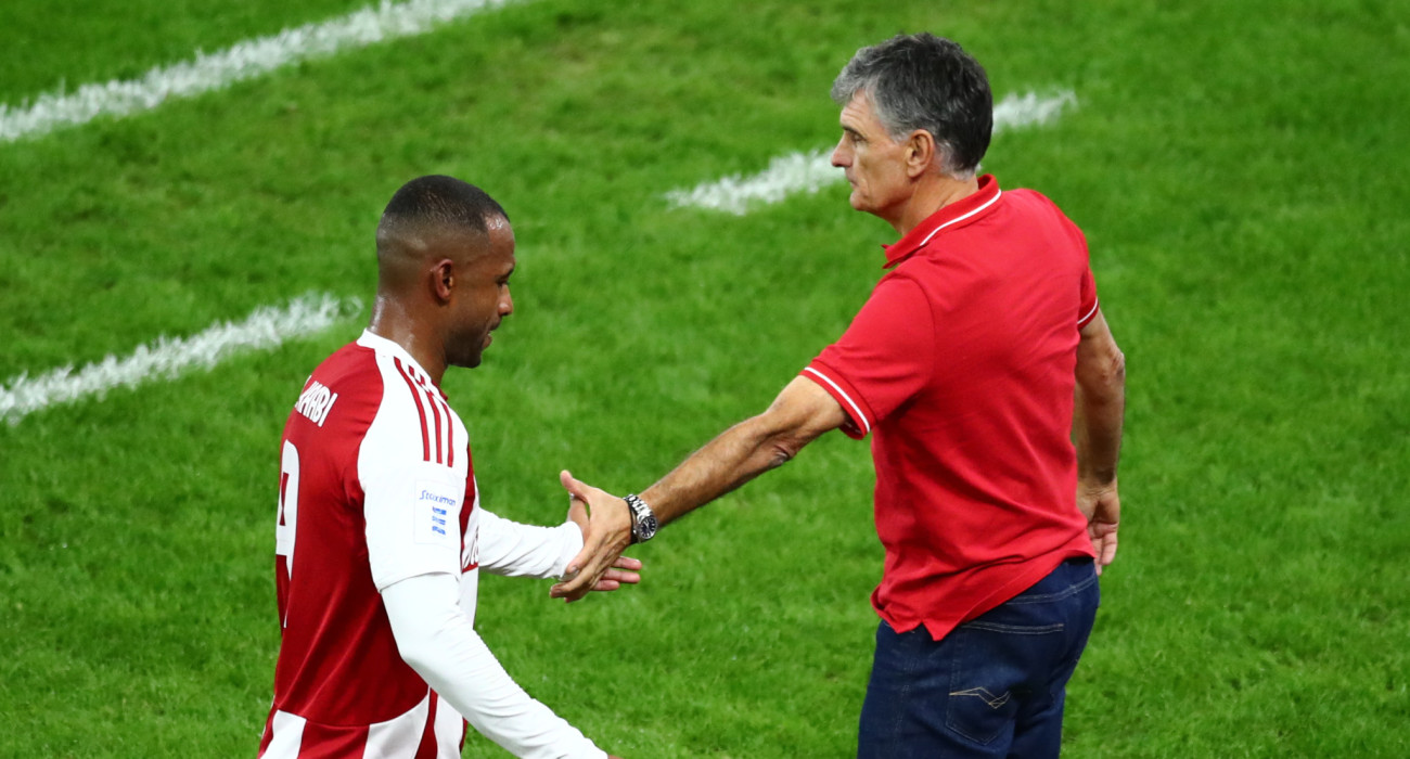 Ο Χοσέ Λουίς Μεντιλίμπαρ με τον Αγιούμπ Ελ Κααμπί / Πηγή: Eurokinissi