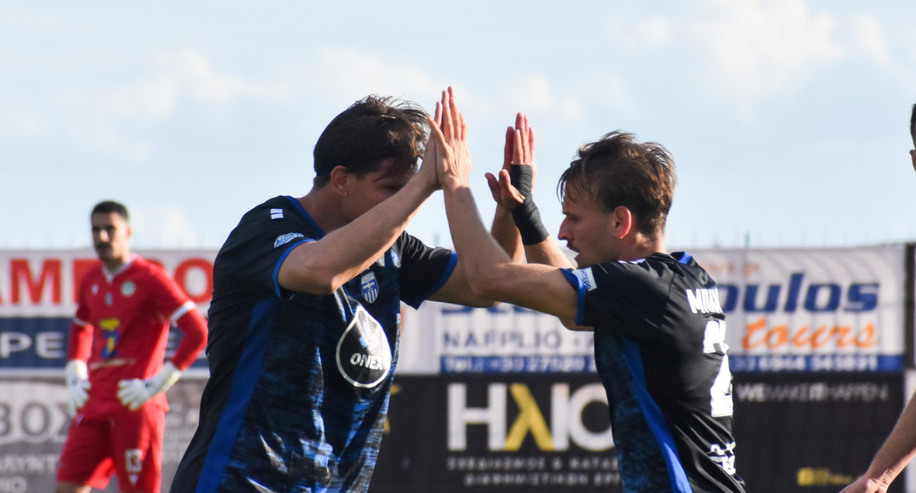 Ποδοσφαιριστές της Ελλάς Σύρου πανηγυρίζουν / Πηγή: Eurokinissi