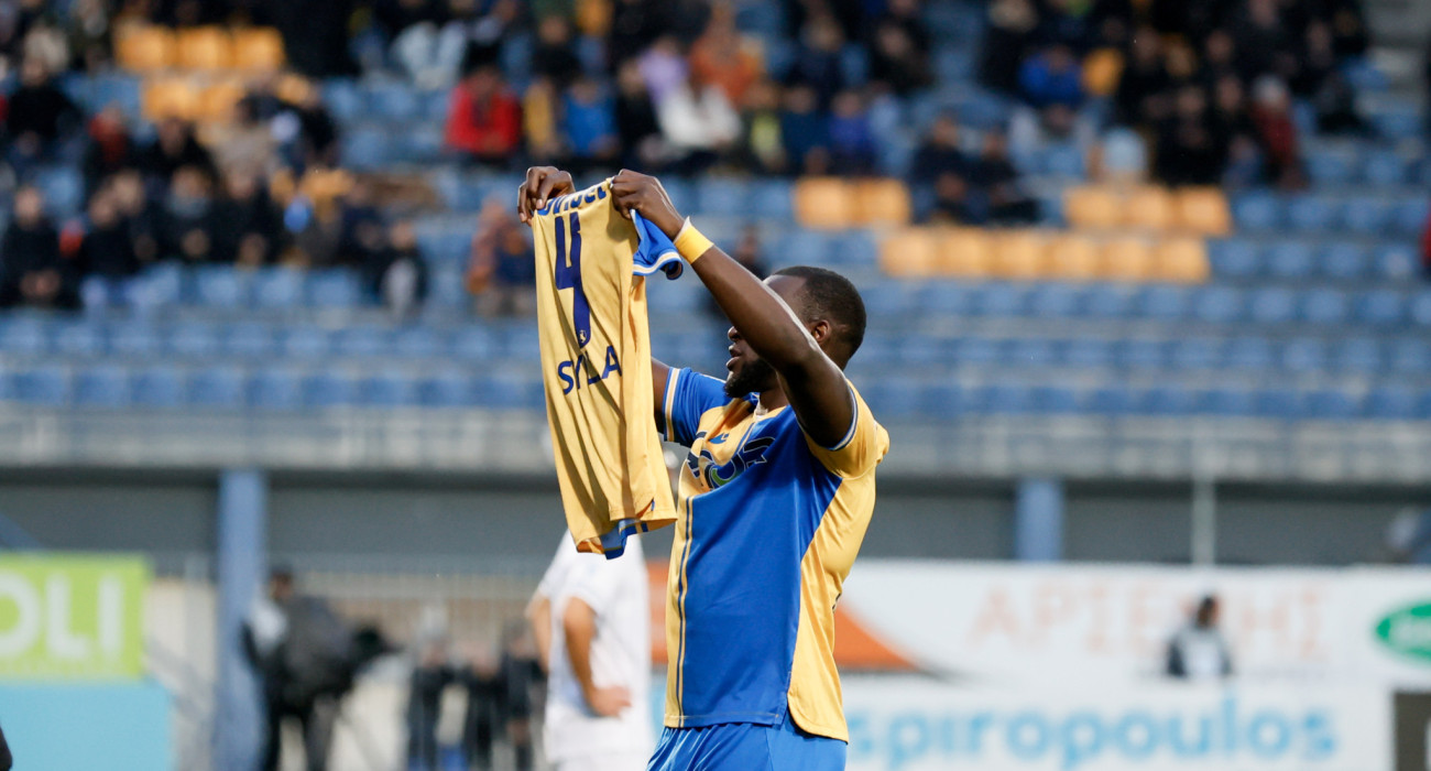 Ο Αλάγκμπε ύψωσε φανέλα του Σιλά και του αφιέρωσε το γκολ / Πηγή: Eurokinissi