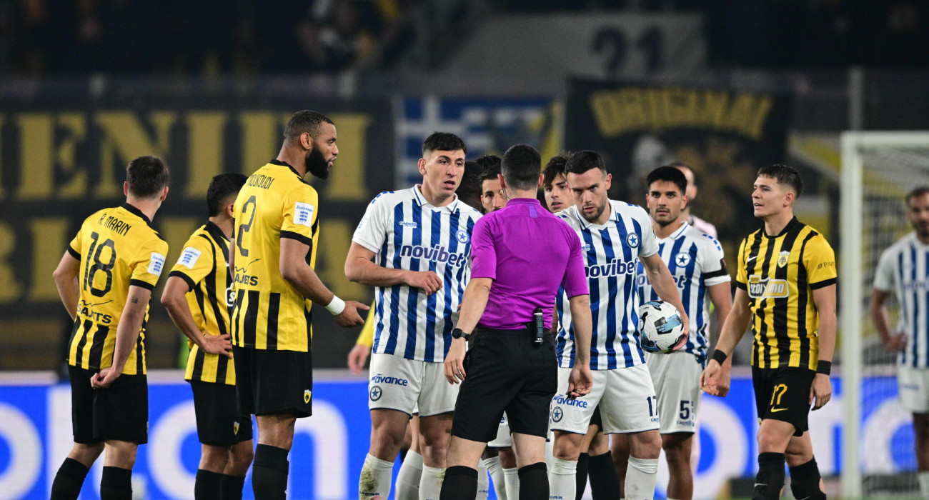 Παίκτες της ΑΕΚ και του Ατρομήτου περιμένουν την απόφαση του Ζαμπαλά / Πηγή: Eurokinissi