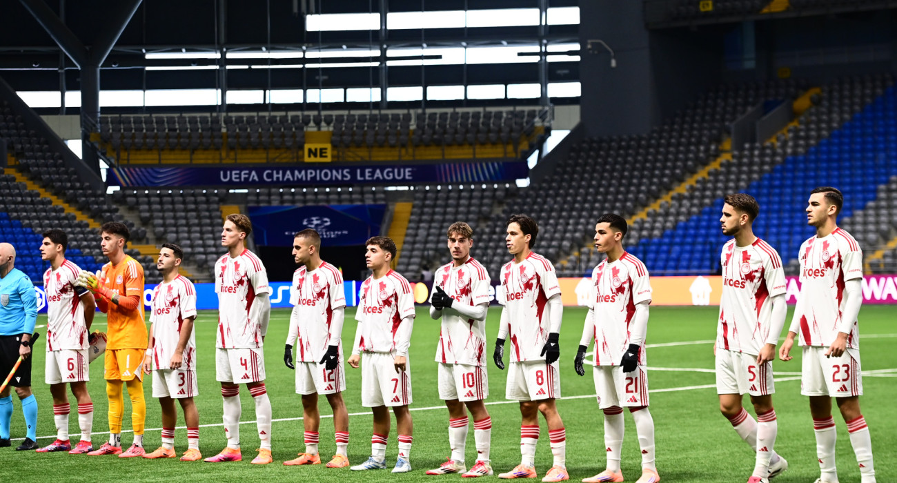 Οι παίκτες του Ολυμπιακού Κ19 πριν την αναμέτρηση με την Καϊράτ / Πηγή: Eurokinissi