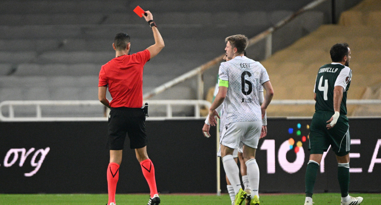 Ο Γιεμέλκα αποβάλλεται / Πηγή: Eurokinissi