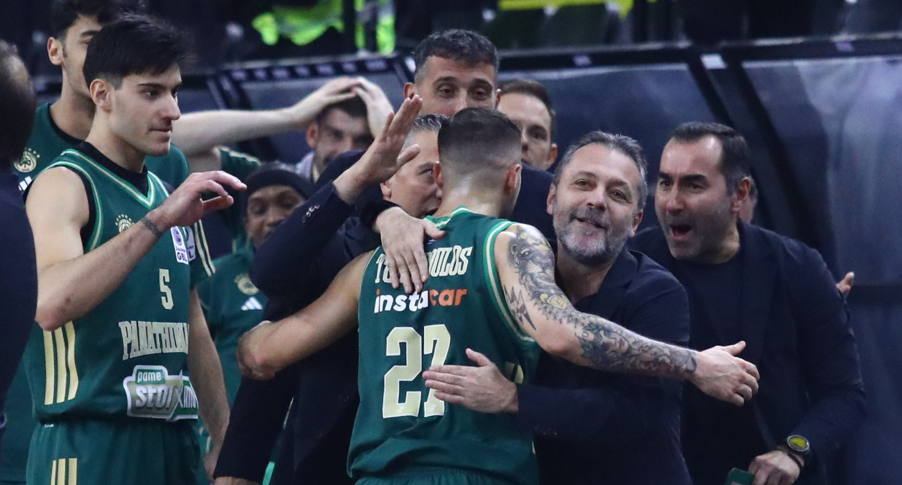 Ο Βασίλης Τολιόπουλος πανηγυρίζει με συμπαίκτες και τεχνικό επιτελείο το απίθανο τρίποντό του, Πηγή: Eurokinissi