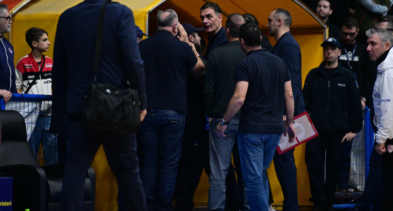 Ο Γιώργος Μπαρτζώκας τα είπε σε έντονο ύφος με φίλο του Περιστερίου/Πηγή: Eurokinissi