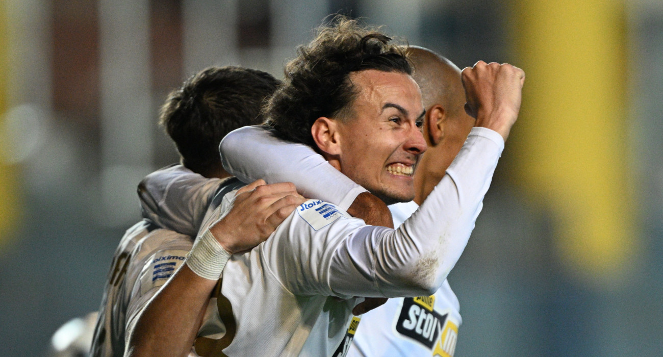 Ο Ρόμπερτ Λιούμπιτσιτς πανηγυρίζει με τους συμπαίκτες του / Πηγή: Eurokinissi