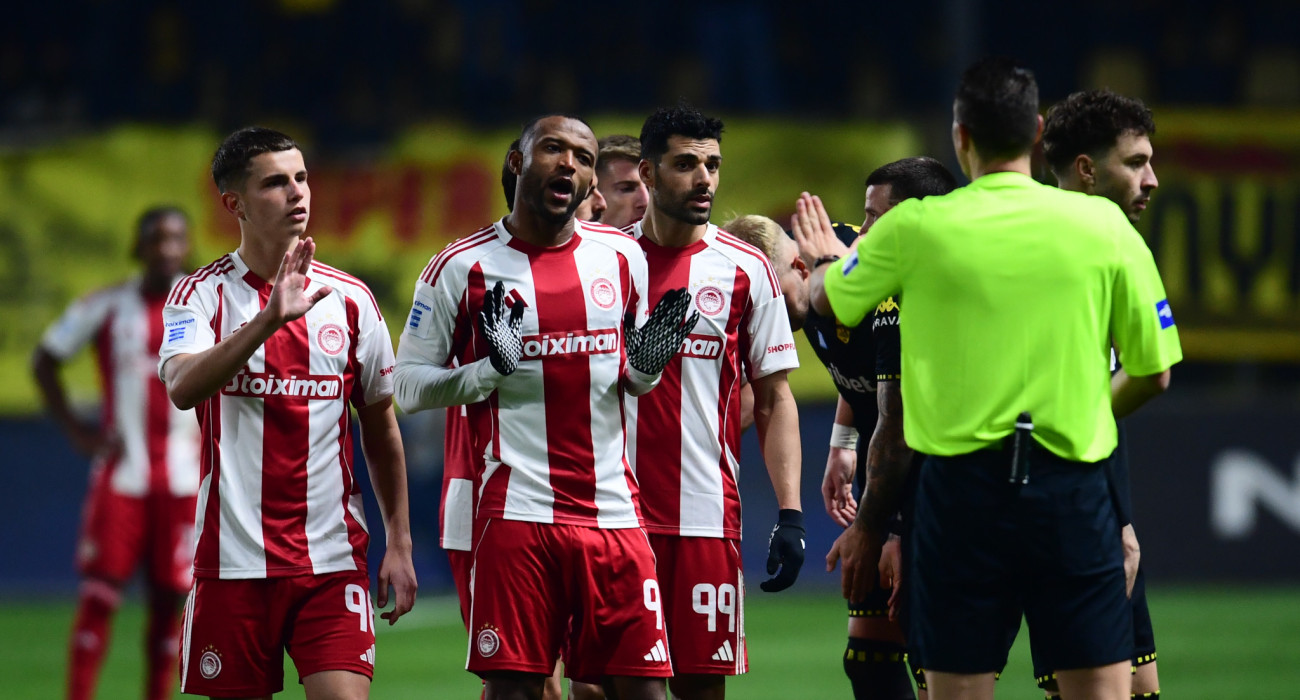 Παίκτες του Ολυμπιακού διαμαρτύρονται στον διαιτητή Γιαμπλόνσκι / Πηγή: Eurokinissi