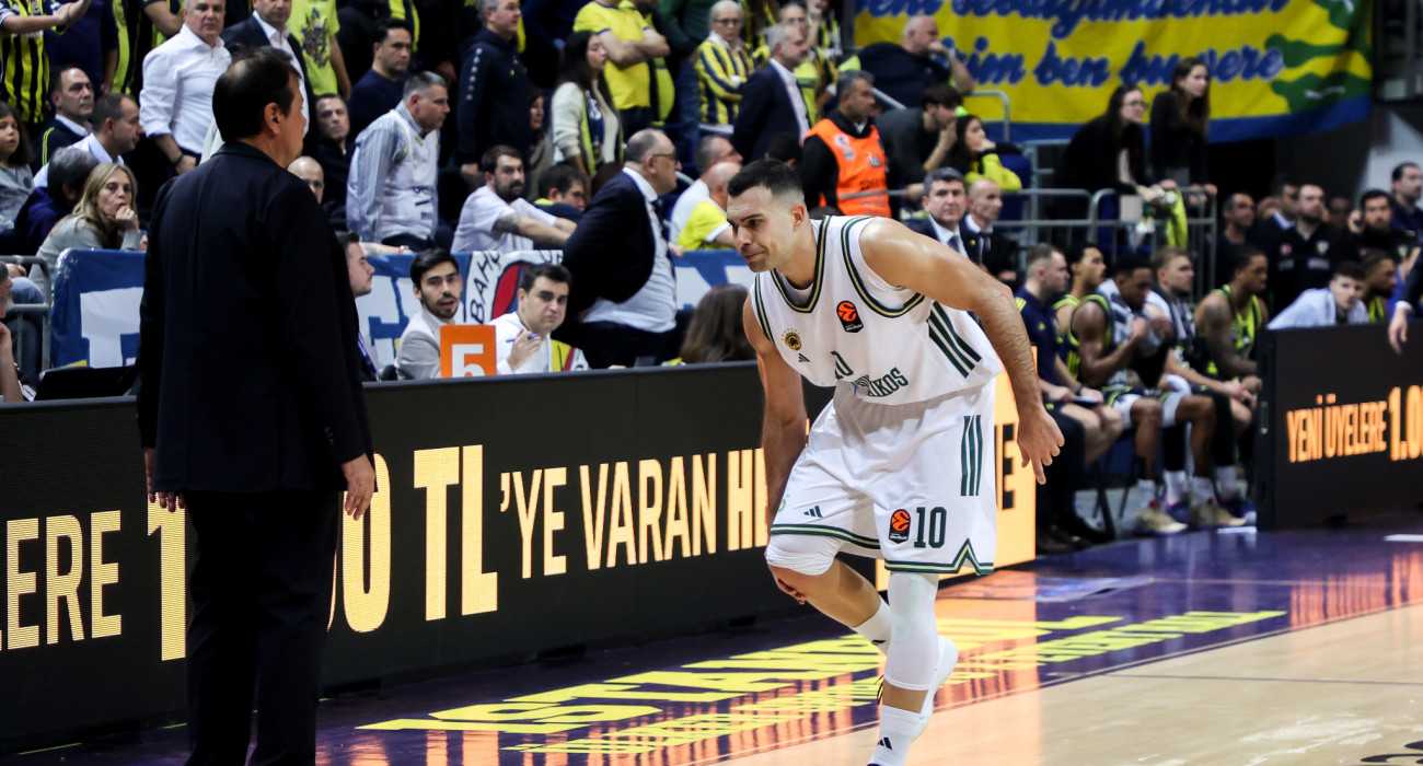 Ο Κώστας Σλούκας αποχωρεί από το παρκέ κουτσαίνοντας, Πηγή: Eurokinissi