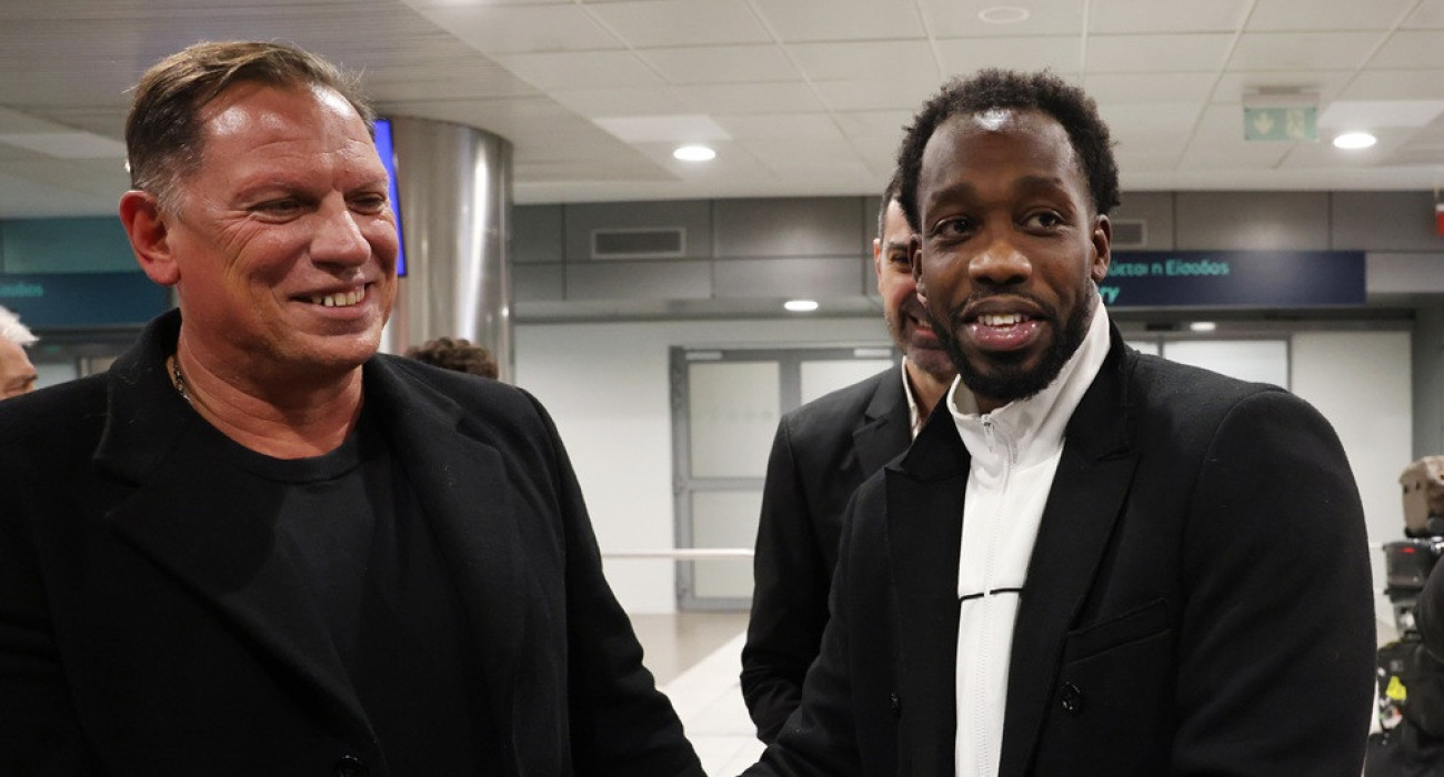 Ο Πάτρικ Μπέβερλι με τον Νίκο Μπουντούρη στο πλευρό του