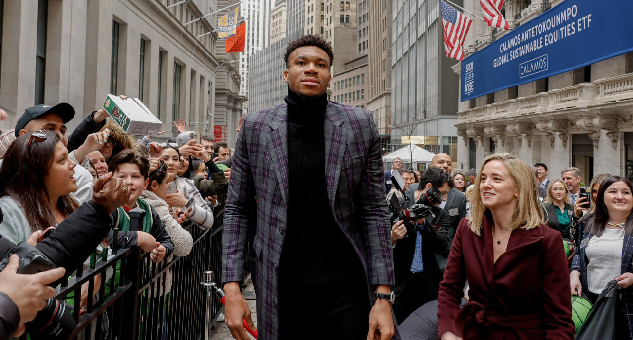 Ο Γιάννης Αντετοκούνμπο εξω από το χρηματιστήριο της Νέας Υόρκης / Πηγή: Mike Coppola / Getty Images / Ideal Images