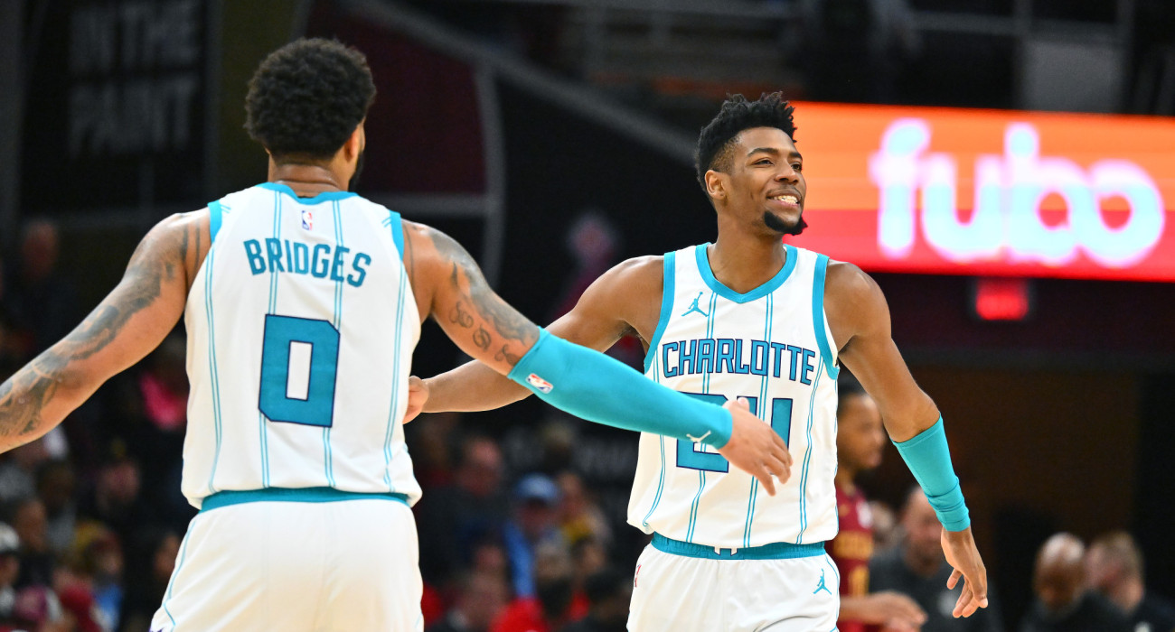 Ο Μπράντον Μίλερ των Χόρνετς πανηγυρίζει παρέα με τον Μάιλς Μπρίτζες / Πηγή: Jason Miller/Getty Images