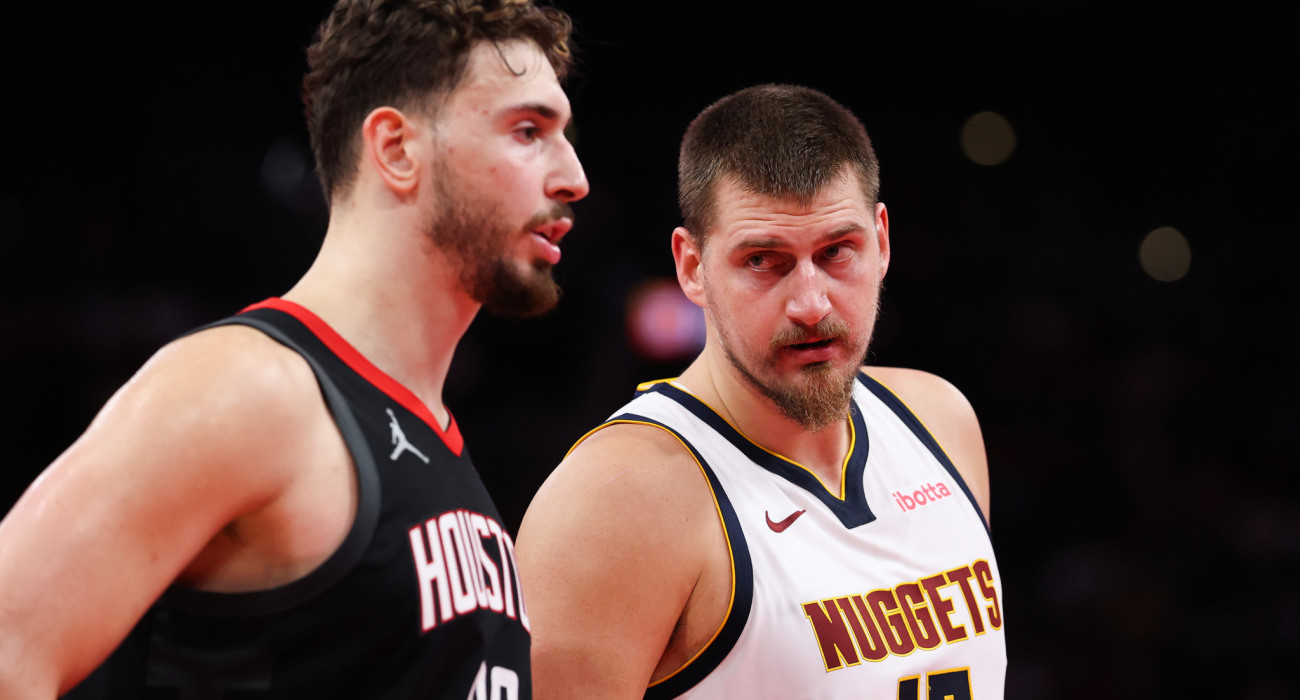 Ο Νίκολα Γιόκιτς... στραβοκοιτάει τον Αλπερέν Σενγκούν / Πηγή: Kenneth Richmond / Getty Images / Ideal Images