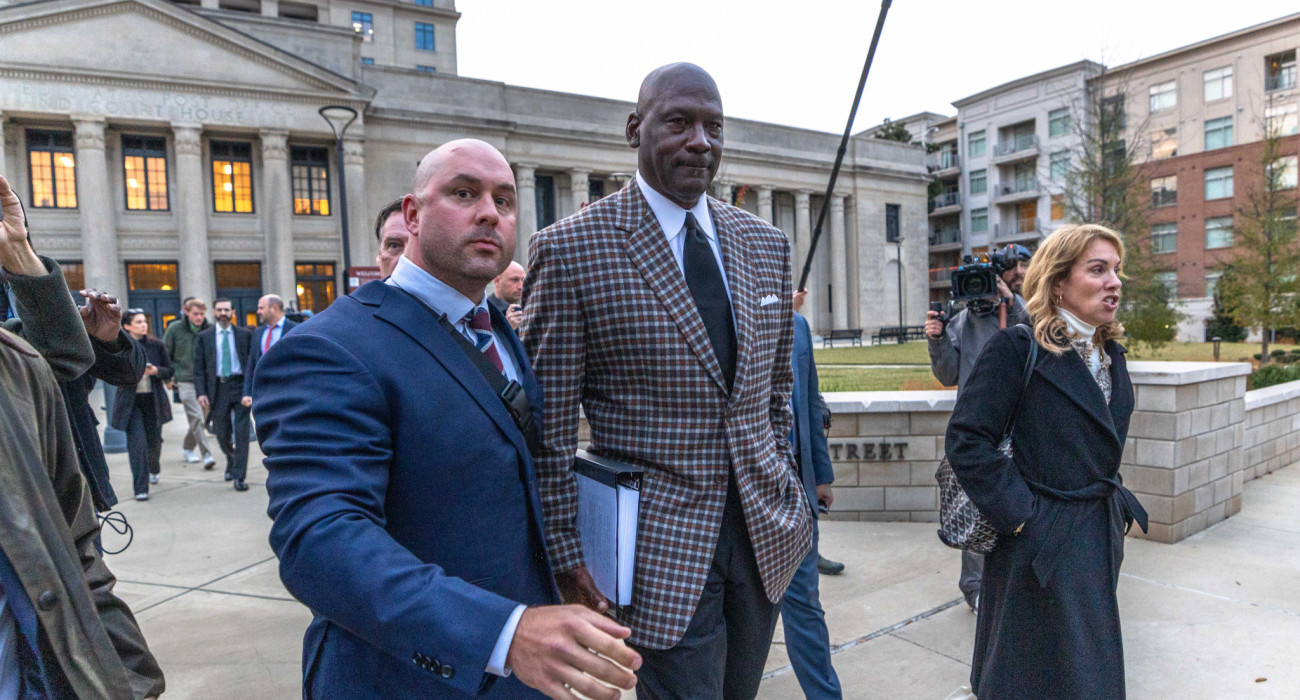 Ο Μάικλ Τζόρνταν έξω από το δικαστήριο στη Σάρλοτ της Βόρειας Καρολίνας / Πηγή: Grant Baldwin / Getty Images / Ideal Images