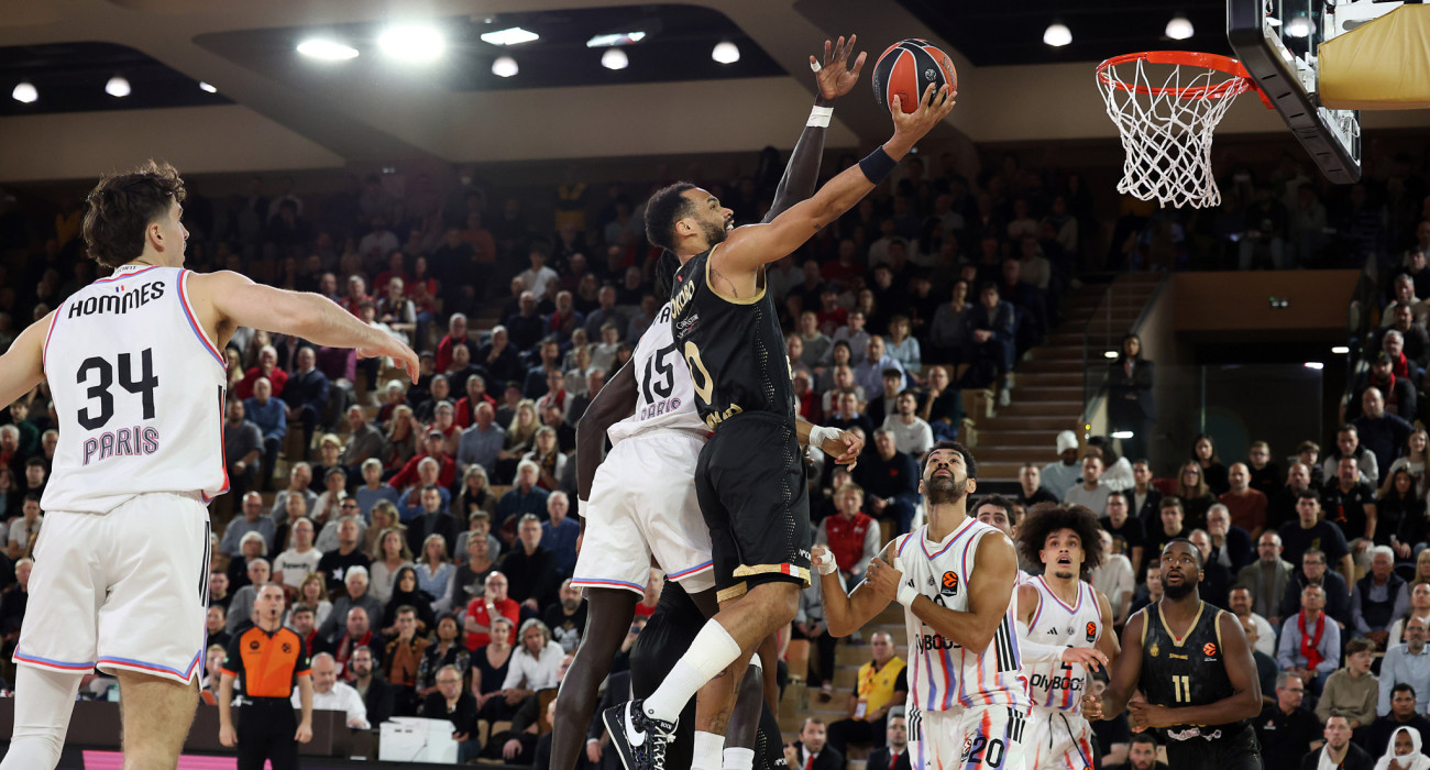Ο Έλι Οκόμπο της Μονακό αφήνει τη μπάλα στο καλάθι της Παρί / Πηγή: Alfonso Cannavacciuolo/Euroleague Basketball via Getty Images/Ideal Images