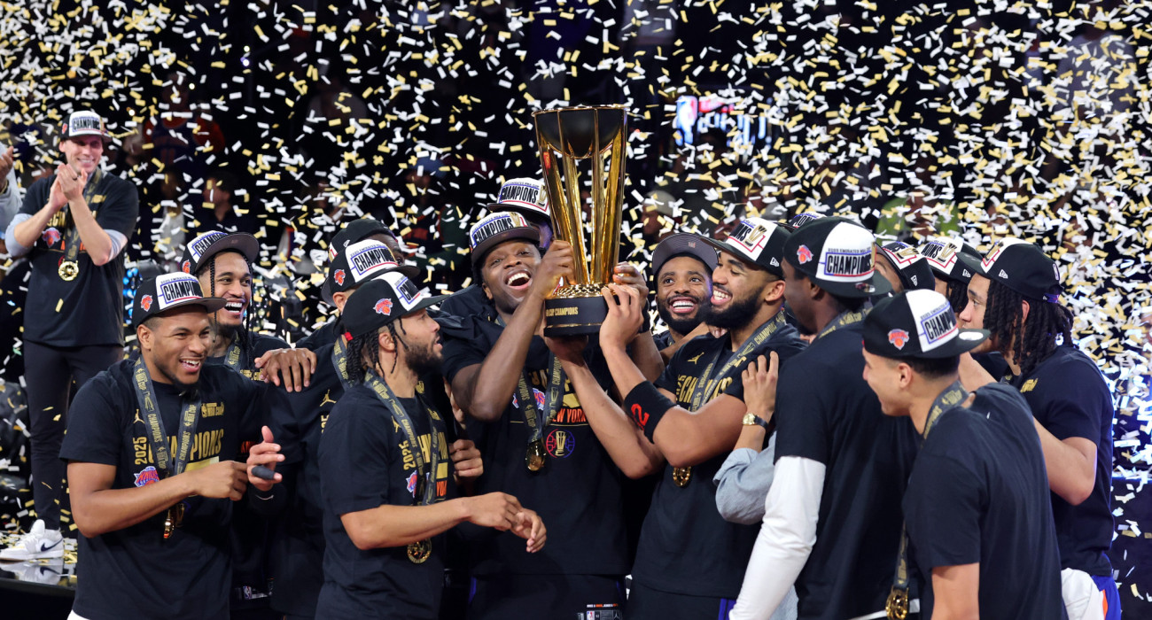 Οι Νιου Γιορκ Νικς πανηγυρίζουν την κατάκτηση του NBA Cup/Photo by Ethan Miller/Getty Images