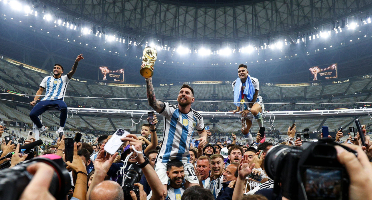 Ο Λιονέλ Μέσι με το τρόπαιο του Μουντιάλ 2022 / Πηγή: Imago