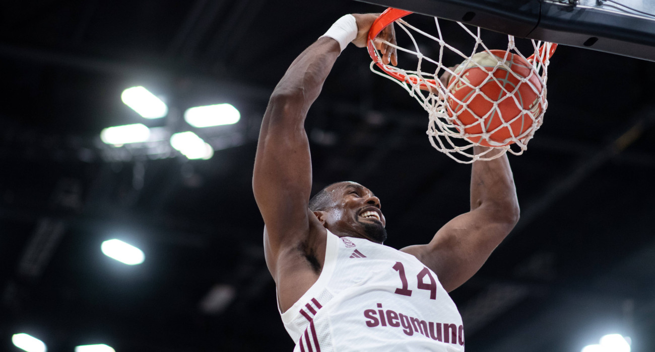 Ο Σερτζ Ιμπάκα καρφώνει με μανία / Πηγή: IMAGO