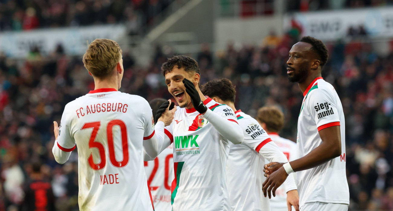 Οι ποδοσφαιριστές της Άουγκσμπουργκ πανηγυρίζουν / Πηγή: Imago