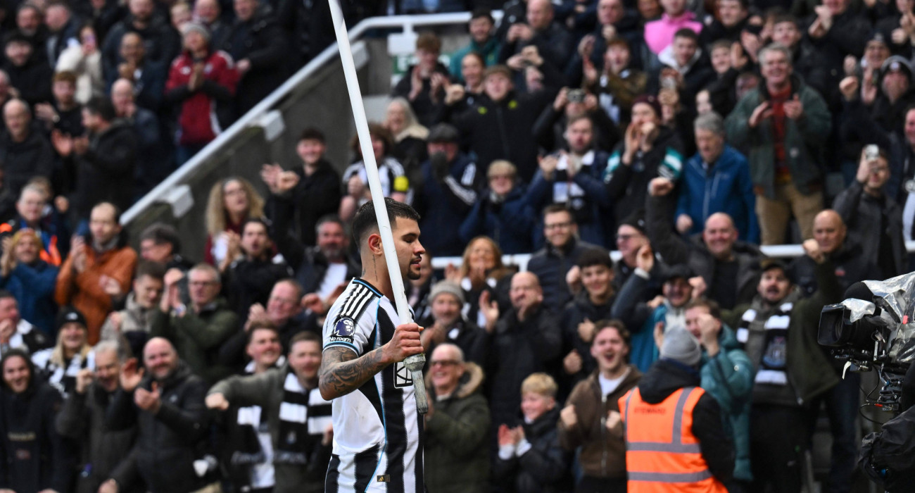 Ο Μπρούνο Γκιμαράες πανηγυρίζει το γκολ που πέτυχε με την Νιουκάστλ / Πηγή: Imago